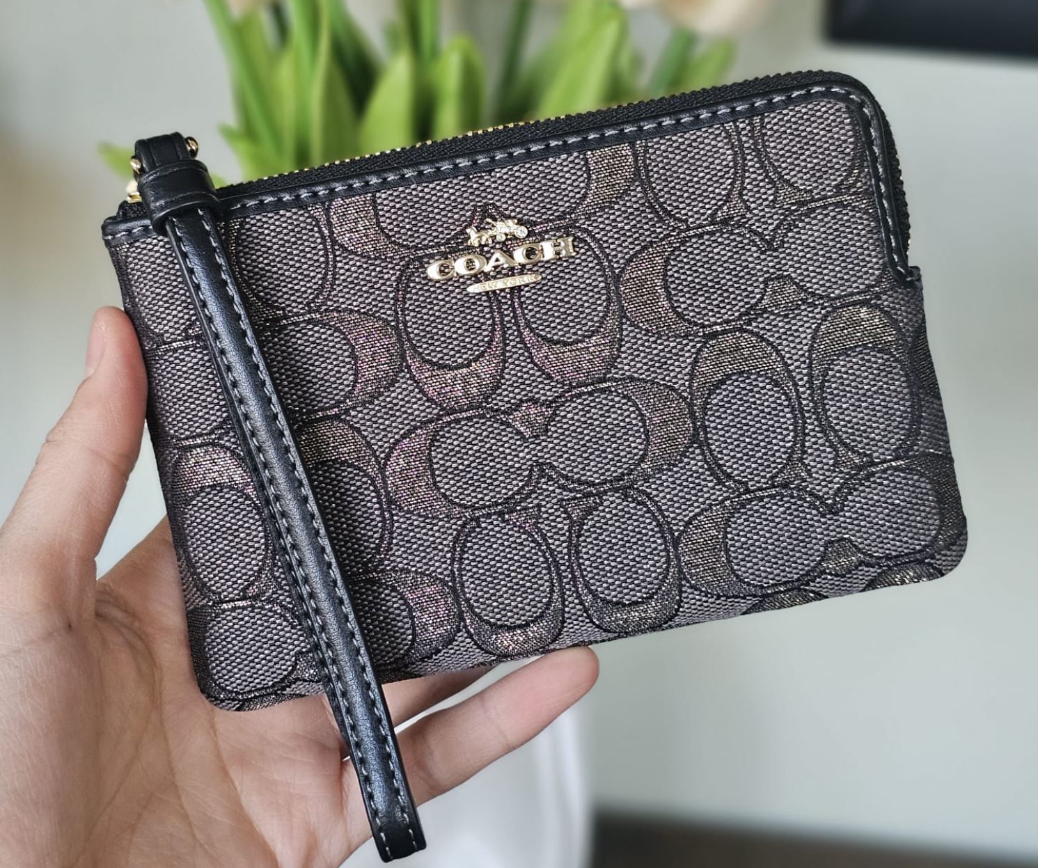 Corner Zip Wristlet edi limit tornasol