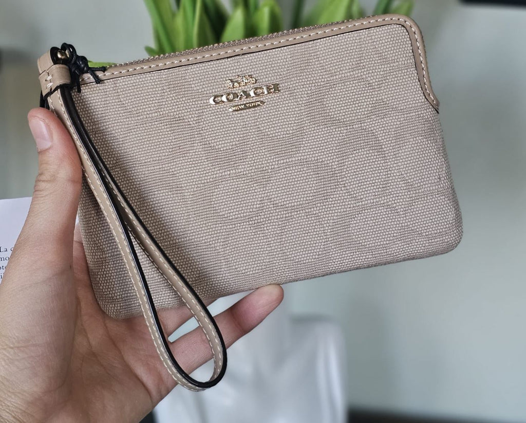 Corner Zip Wristlet tela