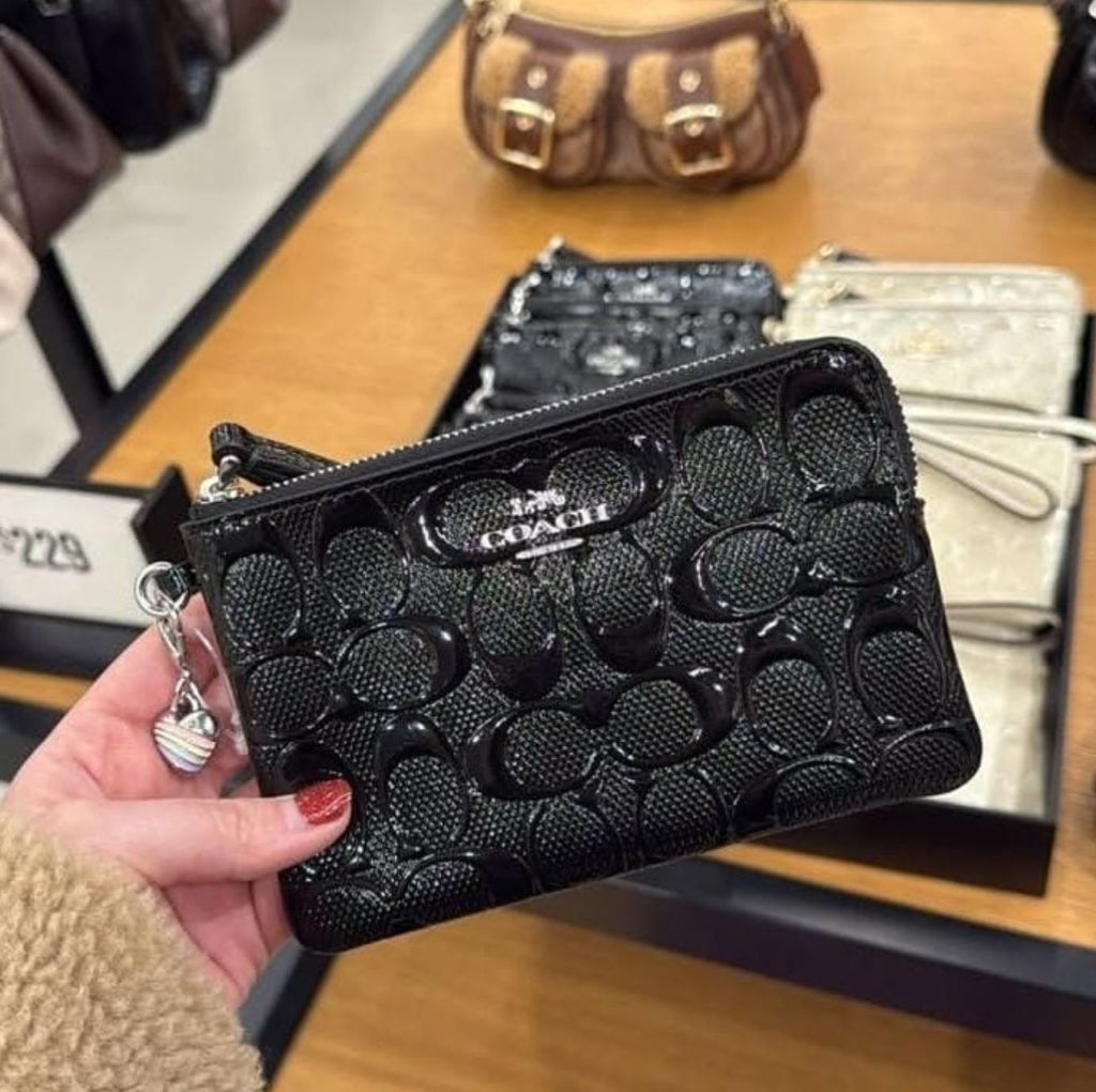 Corner Zip Wristlet black