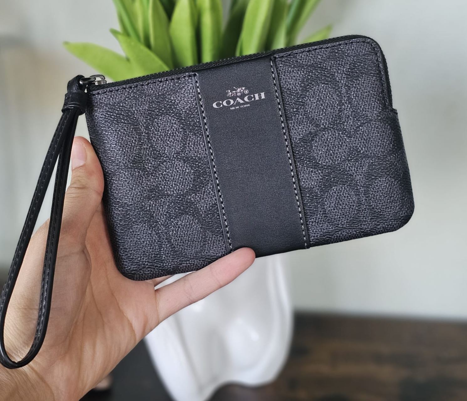 Corner Zip Wristlet black canvas