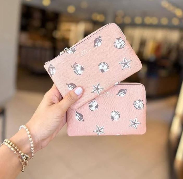 Corner Zip Wristlet conchas