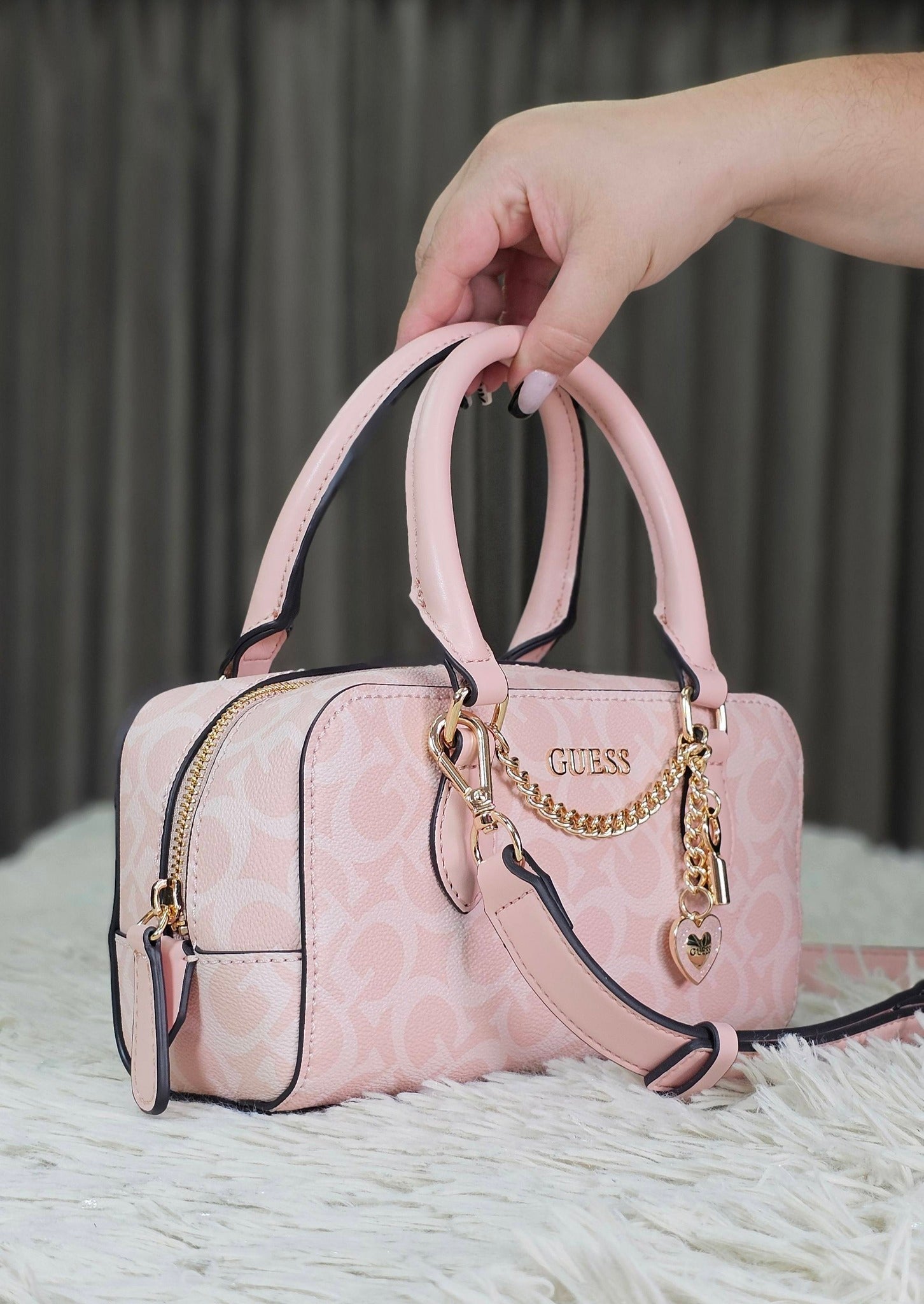 Guess crossbody rosa palo con accesorio