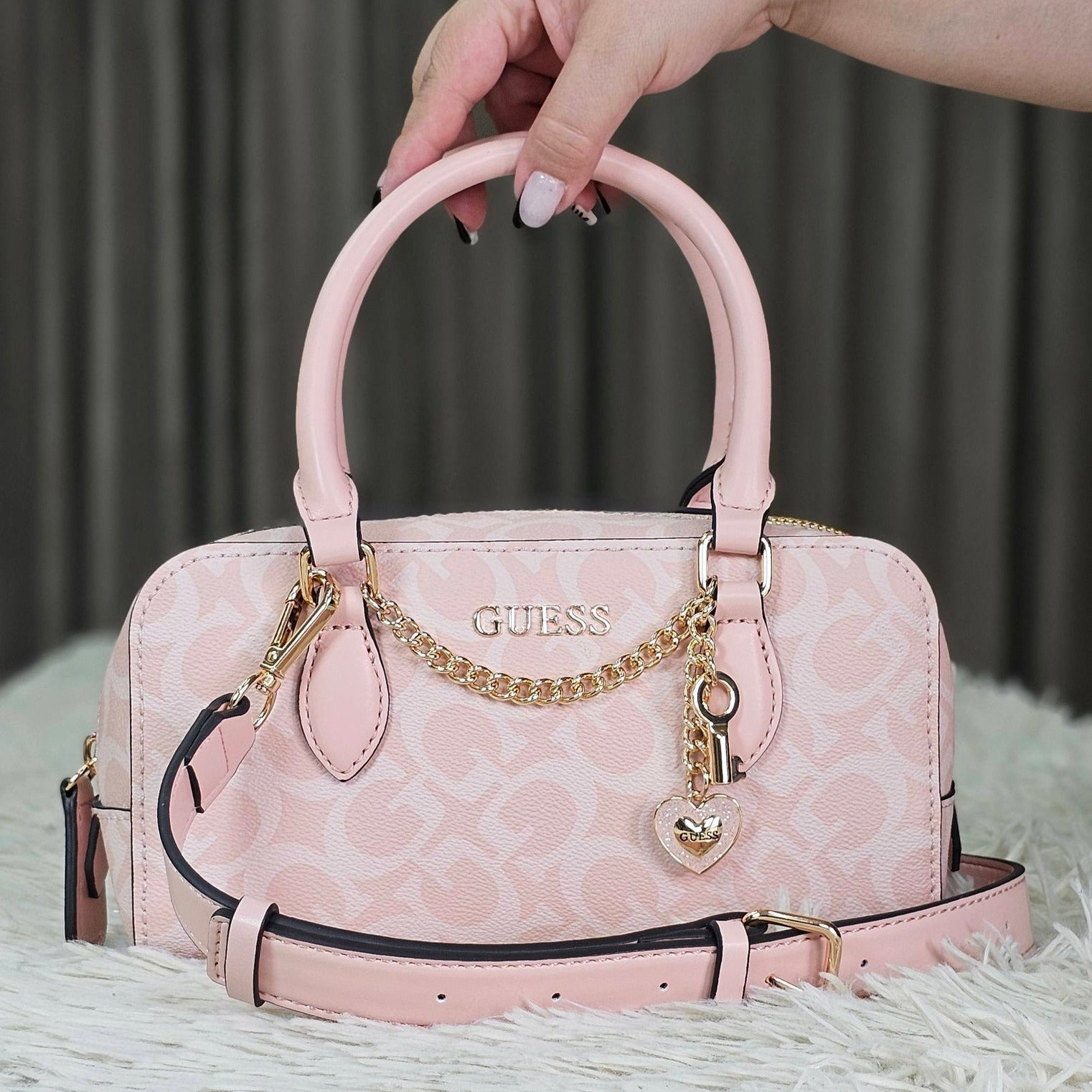 Guess crossbody rosa palo con accesorio
