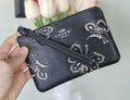 Corner Zip Wristlet negro mariposa