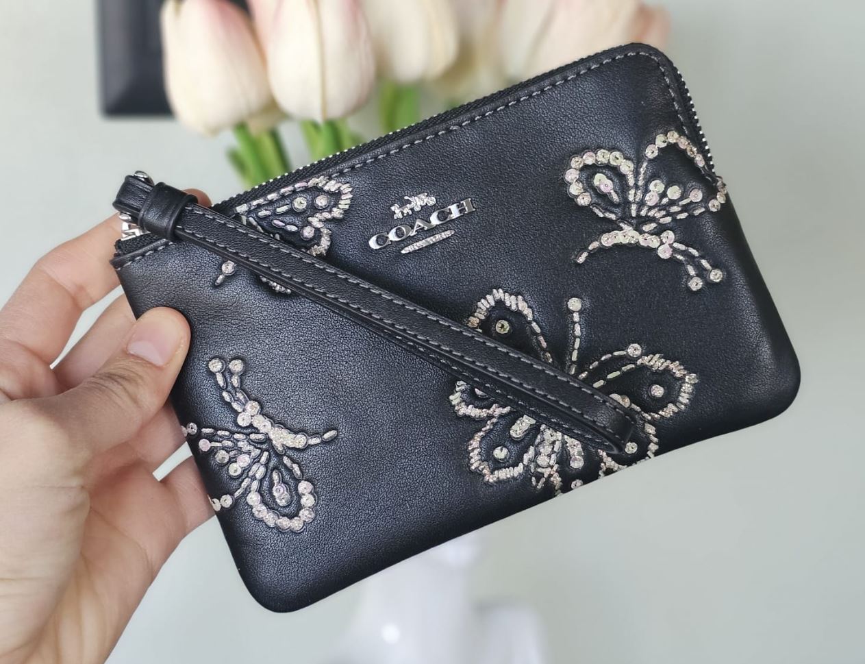 Corner Zip Wristlet negro mariposa