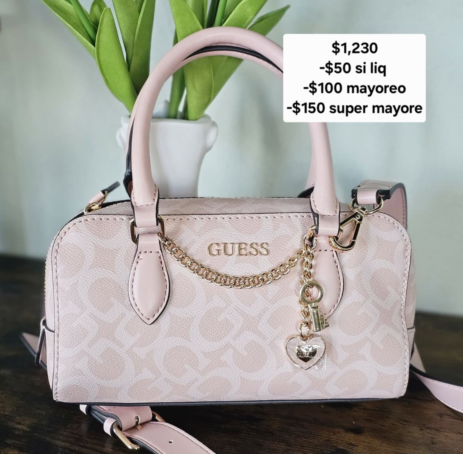 Guess crossbody rosa palo con accesorio
