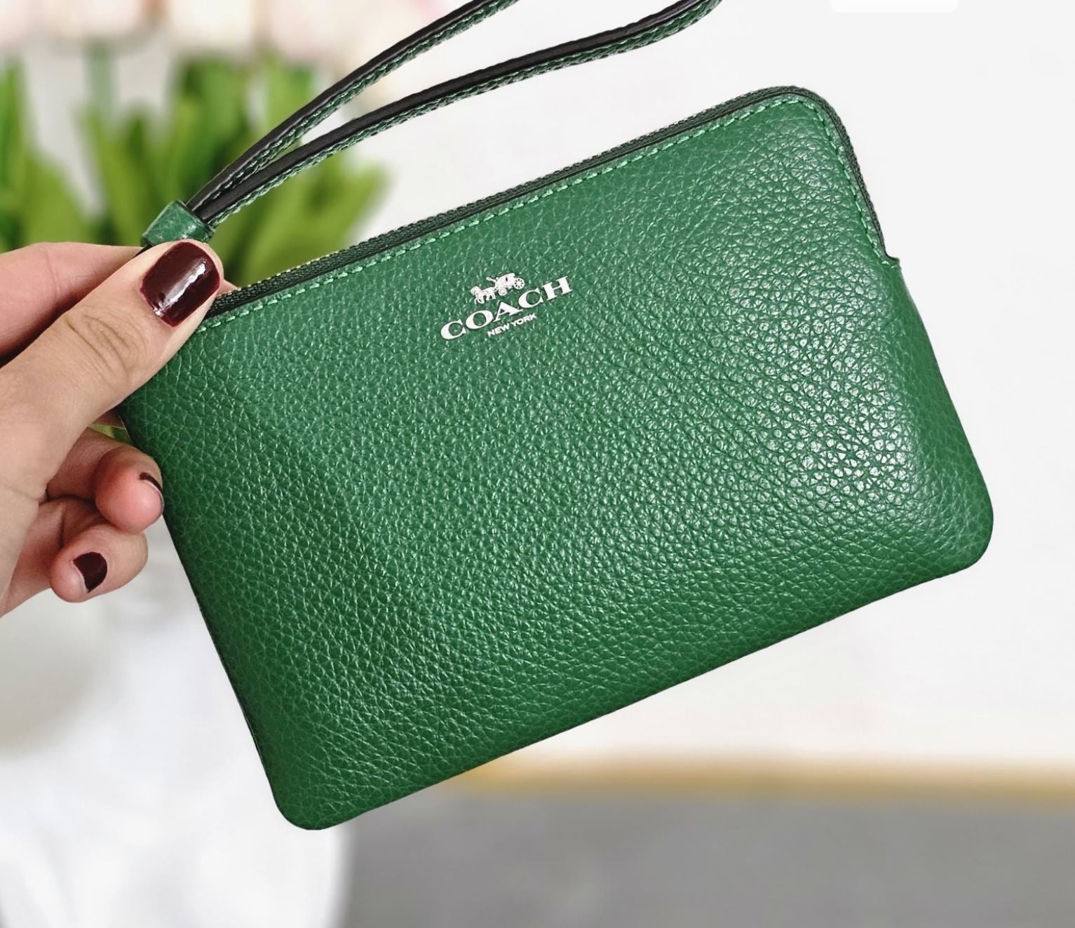 Corner Zip Wristlet verde